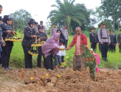 Beri Penghormatan Terakhir, Wakapolres Aceh Tamiang Pimpin Upacara Pemakaman Anggotanya