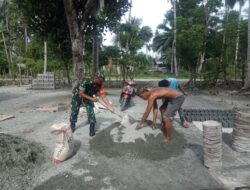 Serka Husnan Bolong, Anggota Koramil 1307-05/Ratolindo, Laksanakan Komsos dan Bantu Warga Mencetak Batako