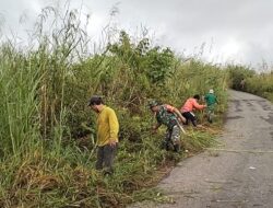 Tercipta Kemanunggalan TNI Dan Masyarakat, Babinsa Koramil 1307–10/Lore Utara Gotong Royong Bersihkan Ruas Jalan