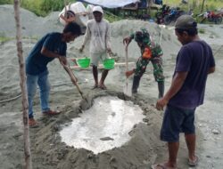 Di Tengah Kesibukan, Babinsa Bantu Bangun Rumah Warga.