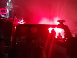 Polsek, Koramil, Damkar, dan Warga Bersinergi Padamkan Kebakaran Besar di Pasar Sp.4 Nyong, Pidie Jaya
