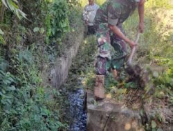 Penuhi Kebutuhan Air Petani, Babinsa bersama Warga Membersihkan Saluran Irigasi