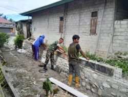 Selalu Hadir Ditengah Masyarakat,  Babinsa Koramil Salukaia Bantu Warga Pasang Pagar