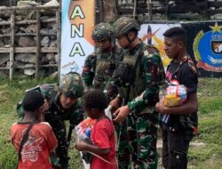 Bingkisan Kebahagiaan Untuk Anak-anak Papua, Dari Prajurit Yonif 323 Kostrad