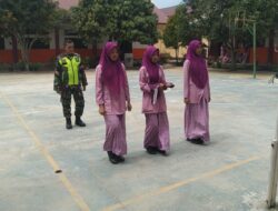Babinsa Latih Siswa-siswi Untuk Pengibaran Bendera Merah Putih
