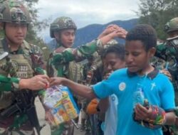 Satgas Yonif 323 Kostrad Bagikan Makanan dan Permen untuk Anak-Anak Kampung Kago, Ciptakan Senyum dan Kebersamaan