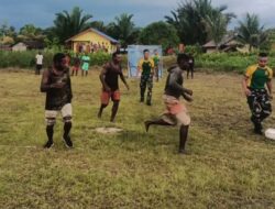 Sukaria Bersama Satgas Yonif 503 Kostrad Hibur Masyarakat Main Sepak Bola