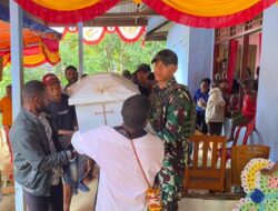 Satgas Yonif 501 Kostrad Hadiri Pemakaman Warga Kampung Fanakario, Wujud Kepedulian dan Solidaritas