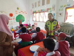 Babinsa Koramil 07/Kejuruan Muda Dampingi Pembagian Makanan Makan Sehat Bergizi