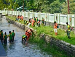 Yonarmed 12 Kostrad Gelar Karya Bakti Pembersihan Sungai Sambut HUT ke-64 Kostrad