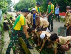 Aksi Sosial Yonif 320 Kostrad Gelar Karya Bakti dan Santunan di Desa Binaan