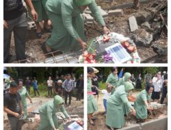 Ketua Persit Kartika Chandra Kirana Cabang LXVII Dim 1311/Morowali Hadiri Pemakaman Anggota Persit yang Meninggal Dunia