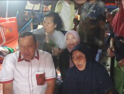 Tri Adhianto Buka Puasa Bareng Dengan Korban Banjir Di Tenda Pengungsi.