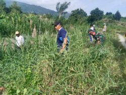Babinsa Bersama Warga Binaan Kerja Bakti Bersihkan Sampah di Sungai