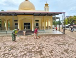 Bulan Ramadhan Tak Menjadi Penghalang, Babinsa Gotong Royong Membersihkan Masjid