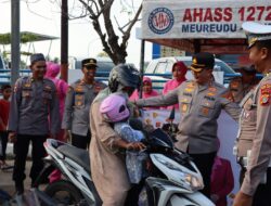 “Polres Pidie Jaya dan Bhayangkari Tebar Kebaikan, 400 Takjil Dibagikan untuk Masyarakat”