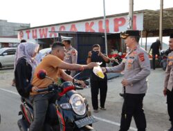 Peduli Sesama di Bulan Suci, Kapolres Pidie Jaya Lanjutkan Pembagian Takjil Gratis untuk Masyarakat
