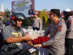Polres Pidie Bagi-Bagi Takjil untuk Berbuka Puasa