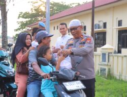 Berkah Ramadhan, Polres Aceh Tamiang Berbagi Takjil Kepada Pengguna Jalan