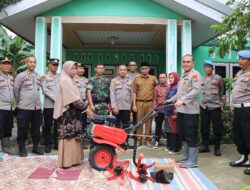 Kapolres Aceh Tamiang Menyerahkan Bantuan 1 Unit Kultivator Kepada Kelompok Tani Warahmah