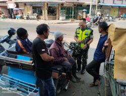 Terus Membaur Bersama Masyarakat, Babinsa Koramil 01/Ksp Lakukan Komsos Bersama Abang Becak