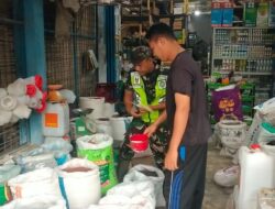 Babinsa Koramil 03/Srw Cek Persediaan Pupuk Dan Obat Pertanian Di Kios Pengecer