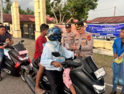 Kapolres Pidie Jaya Gandeng Mahasiswa, Bagikan 400 Paket Takjil untuk Masyarakat di Trienggadeng