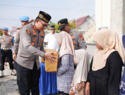 Jumat Berkah Bulan Ramadhan, Polres Pidie Bagikan Sembako dan Bersihkan Mesjid