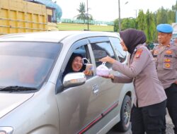 Berbagi Takjil, Kapolres Aceh Tamiang : Berbagi dan Kebersamaan Dengan Masyarakat di Bulan Suci Ramadhan