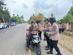 Ramadhan Penuh Berkah, Polwan Polres Pidie Jaya Berbagi Takjil Gratis