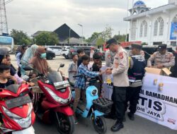 Polres Pidie Jaya Tebar Berkah Ramadhan, Bagikan Takjil Gratis untuk Masyarakat