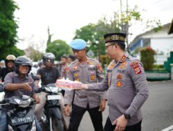 Kapolres Pidie Kembali Bagikan Ratusan Paket Takjil Gratis Kepada Warga