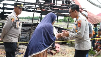 Ramadhan Peduli, Kapolres Aceh Timur Serahkan Bantuan Kepada Korban Kebakaran