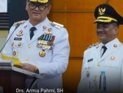 Parlementaria, Gubernur Aceh H. Muzakir Manaf Menyematkan Tanda Pangkat Kepada Bupati Aceh Tamiang, Drs. Armia Pahmi, M.H