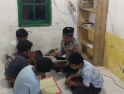 Bersama Remaja, Brigadir Warli Tadarusan Usai Sholat Tarawih Berjamaah