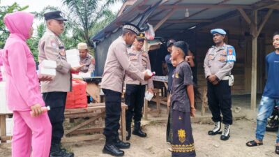 Raih Berkah Ramadhan, Polsek Serbajadi Dan Bhayangkari Berbagi Takjil, Warga Sambut Antusias