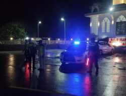 Puluhan Personel Ops Ketupat Seulawah 2025 Polres Pidie Jaya Amankan Tarawih, Jamaah Tenang  Beribadah