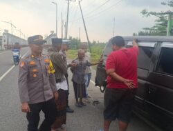 Sigap dan Peduli, Petugas Patroli Pos Pelayanan Polres Pidie Jaya Bantu Pemudik Cari Tukang Bengkel