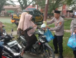 Indahnya Berbagi, Kapolres Pidie Jaya dan Polsek Ulim Bagikan Takjil untuk Masyarakat