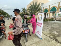 Polri Berbagi Berkah Ramadhan 1446 H , Polres Morowali Bagikan Takjil kepada Pengendara