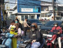 Wakapolsek Pondok Gede Terkunci Di Tengah Kemacetan Lalulintas.