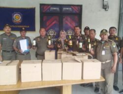 Trantib Kecamatan Karawaci Serahkan Ratusan Botol Miras Sitaan Hasil Razia