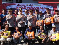 Peringati May Day, Kapolres Pidie Jaya Salurkan Paket Bansos untuk Buruh Bongkar Muat di Bandar Dua