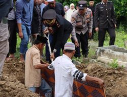 Wakapolres Aceh Tamiang Pimpin Upacara Pemakaman Personel dengan Penuh Khidmat