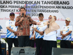 Meriahkan HARDIKNAS, Bupati Tangerang Berikan Voucher Umroh Bagi Guru