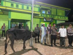 Polres Lampung Timur Serahkan Hewan Kurban ke Ponpes Riyadlatul Ulum Bumiharjo