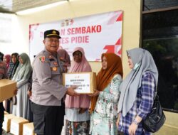 Polres Pidie Bagikan Sembako kepada Warga Kurang Mampu saat Pemeriksaan Kesehatan di Poliklinik