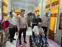 Polres Pidie Serahkan Tujuh Unit Kursi Roda kepada Penyandang Disabilitas