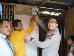 Kapolres Pidie Bersama Manajer UP3 PLN Sigli Lakukan Pemasangan Listrik Gratis untuk Warga Kurang Mampu