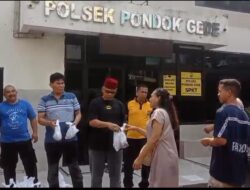 Kapolsek Pondok Gede Serahkan Hewan Kurban Yang Telah Di Sembelih Kepada Masyarakat.